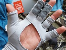 Bugstopper Sunglove Simms Sterling in a practical light gray color with Insect Shield® repellent technology.