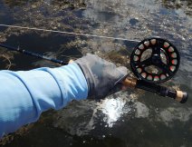 Fishing Shirt Simms Intruder BiComp - Stretch sleeves in combination with Simms UV gloves