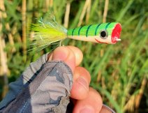The surface Popper Mylar Chartreuse & White is an excellent bait for overgrown shoals, for example when fly fishing for pike and perch or when fishing for large asp on rivers!