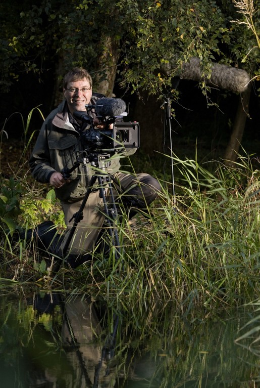 Niels Vestergaard filmen fly fishing in a Danish river