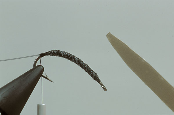 Step3  SSecure the underbody well with thread and lacquer to be sure the materials will be not twist around the hook shank when the fly is finished