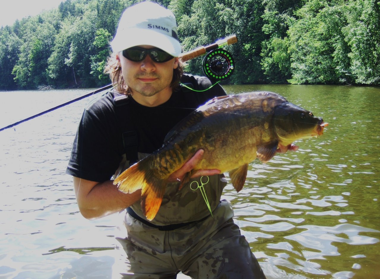 With a nice carp that could not resist my AR Carp Tuty, or memories of youth :-)