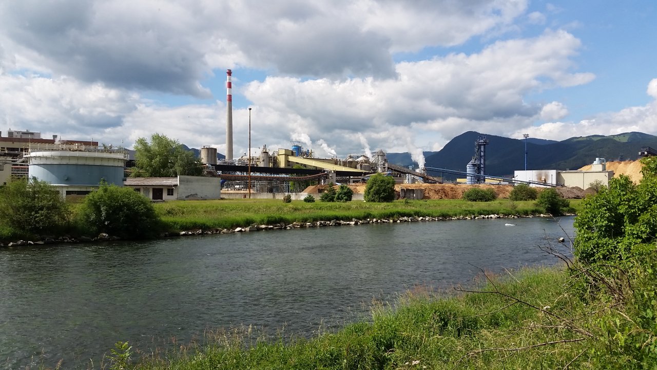 River V�h near the paper mill at Ru�omberok