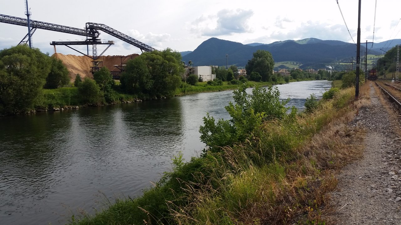River V�h above the paper mill