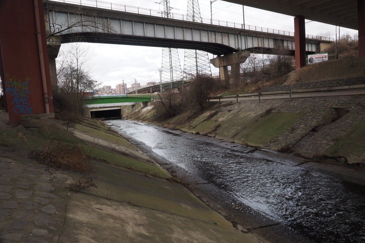 Betonov� koryto a kan�l pod Ji�n� spojkou
