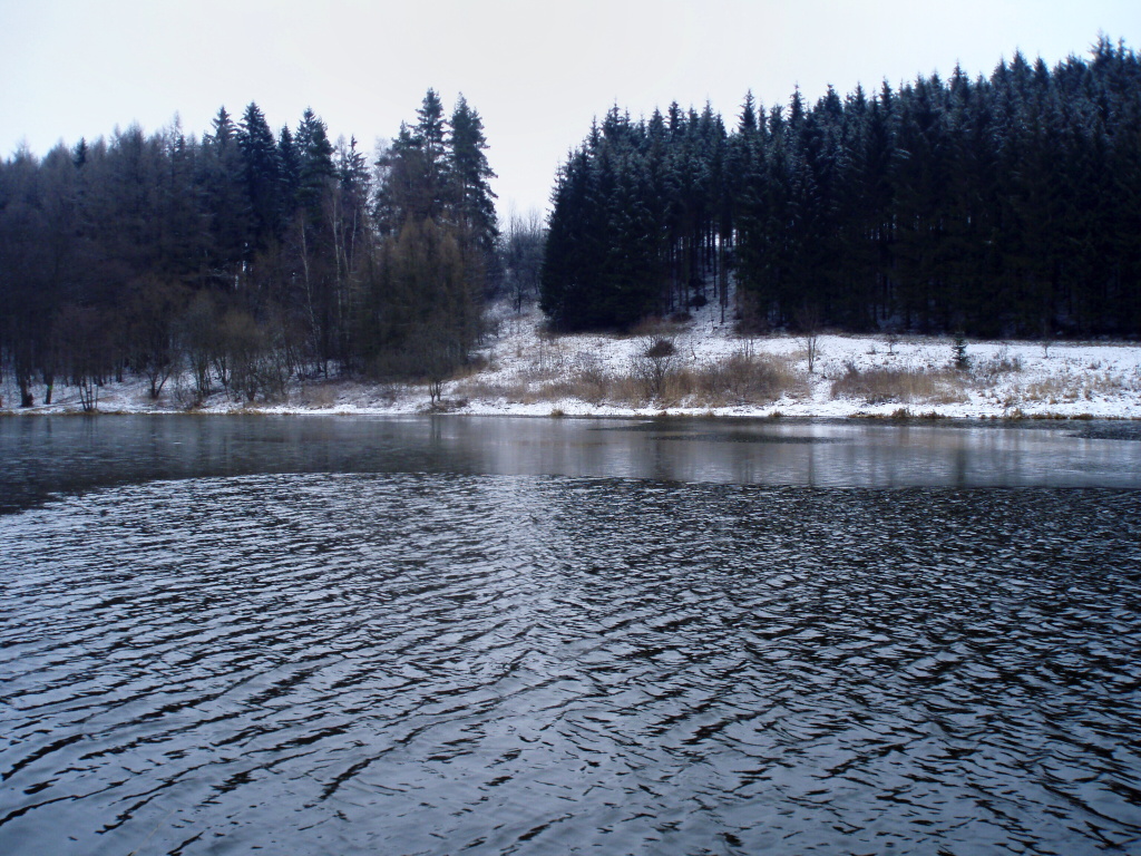 Nothing to surprise during early stillwater fishing season! Strong wind, rain, cold, snow, ice... Just fight, find the fish and enjoy an exceptional atmosphere!