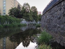The sun was slowly hiding behind the blocks lined by the riverbed. Starts a good time for a dry fly!