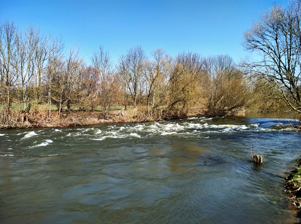 Beautiful place more upstream! The main time of this rapids will come after the fall of larger snow water. Even so, we can find hungry fish in areas near the shore with calmer water!
