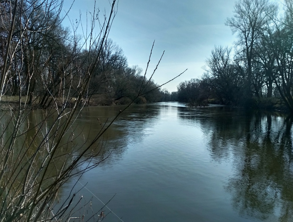 The interface of main stream and deep quiet pool is always a good place! Larger fish are coming from the stream, so there is a chance for a much larger catch of stronger river fish!