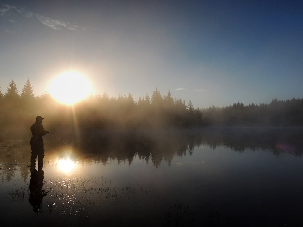 In the hot summer months, it is ideal to visit trout lakes early in the morning - often before dawn. Trout are often active very close to the shores where they collect insects falling on the water surface, or they hunt in flocks of small fish as minnow.