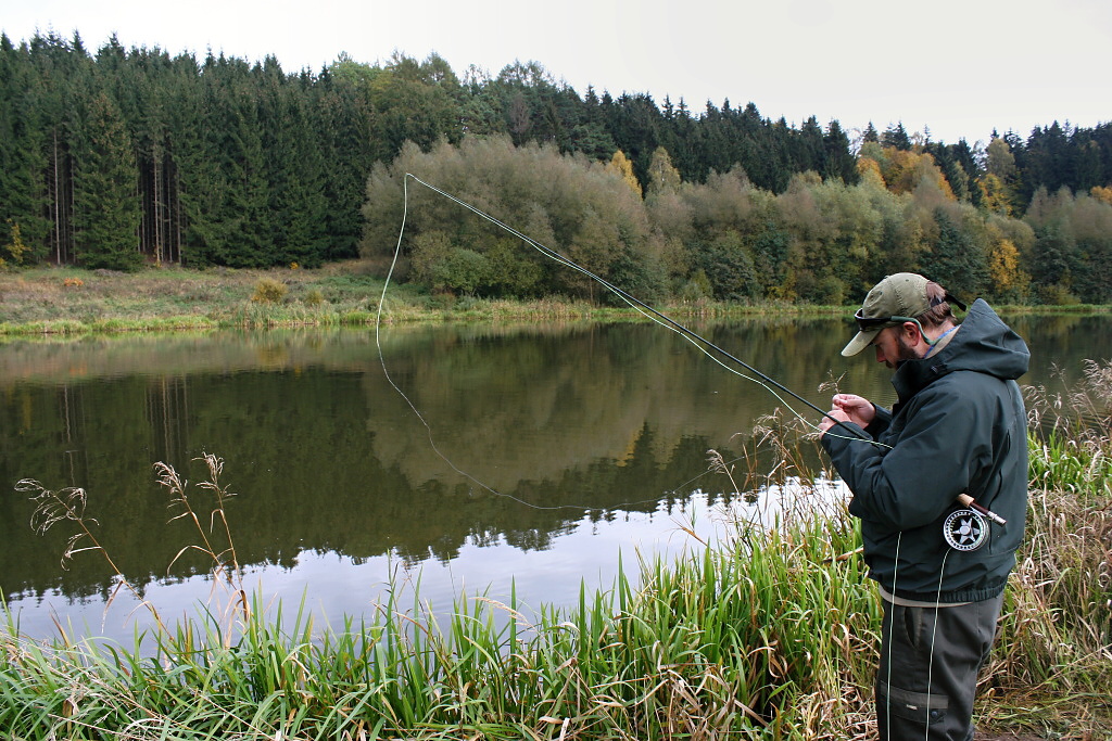 Another of my fishing partners Jirka, who is just preparing a leader with a set of smaller nymphs in the style of PTN! He really likes fishing this technique with a floating line! An excellent method for large and overwintered rainbow!