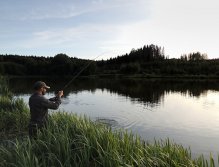 The warm autumn evening becomes more interesting than the course of the day. Most fishermen are gone, the fish have calmed down a little and are starting to feed! This is a good sign! Just persevere and maybe we can see some nice fish!