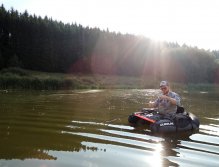 My friend Libor is just preparing a new leader after the loss a really nice fish! Non-stretchable fly lines are great because we feel the self-finer strike through them! But the moment, when a big fish takes a fly in speed, often does not end well!