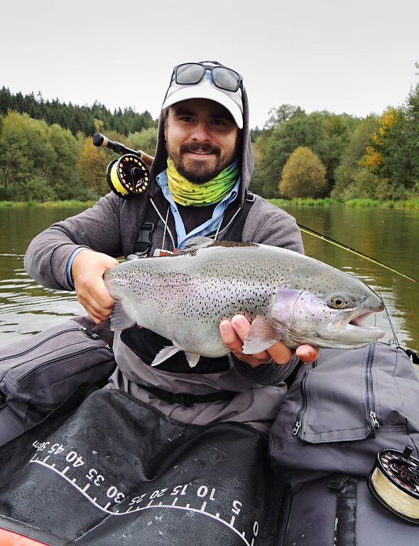 The warmer day was again used to belly-boat fishing and it was a good choice! I traced a really big trout in the tributary part lake. If you do not scare such a fish and cast your flies in its field of view, you can watch trout strike LIVE!