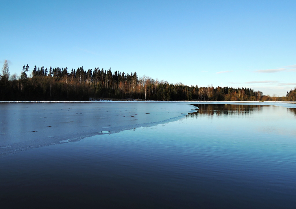Most of the water surface is frozen, but nothing is lost! Fish are often hidden under ice. When you will fish around these ice rims, the probability of a strike will much better than if you accidentally fish in the open water!