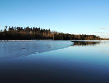 Most of the water surface is frozen, but nothing is lost! Fish are often hidden under ice. When you will fish around these ice rims, the probability of a strike will much better than if you accidentally fish in the open water!