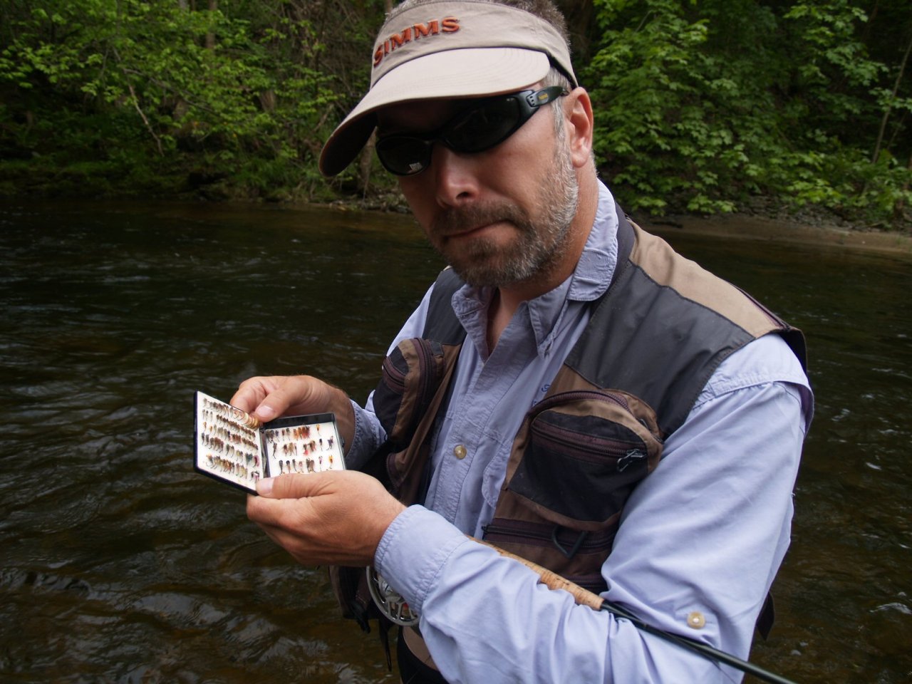 Dan Svr�ek is choosing the right pattern for French Nymphing