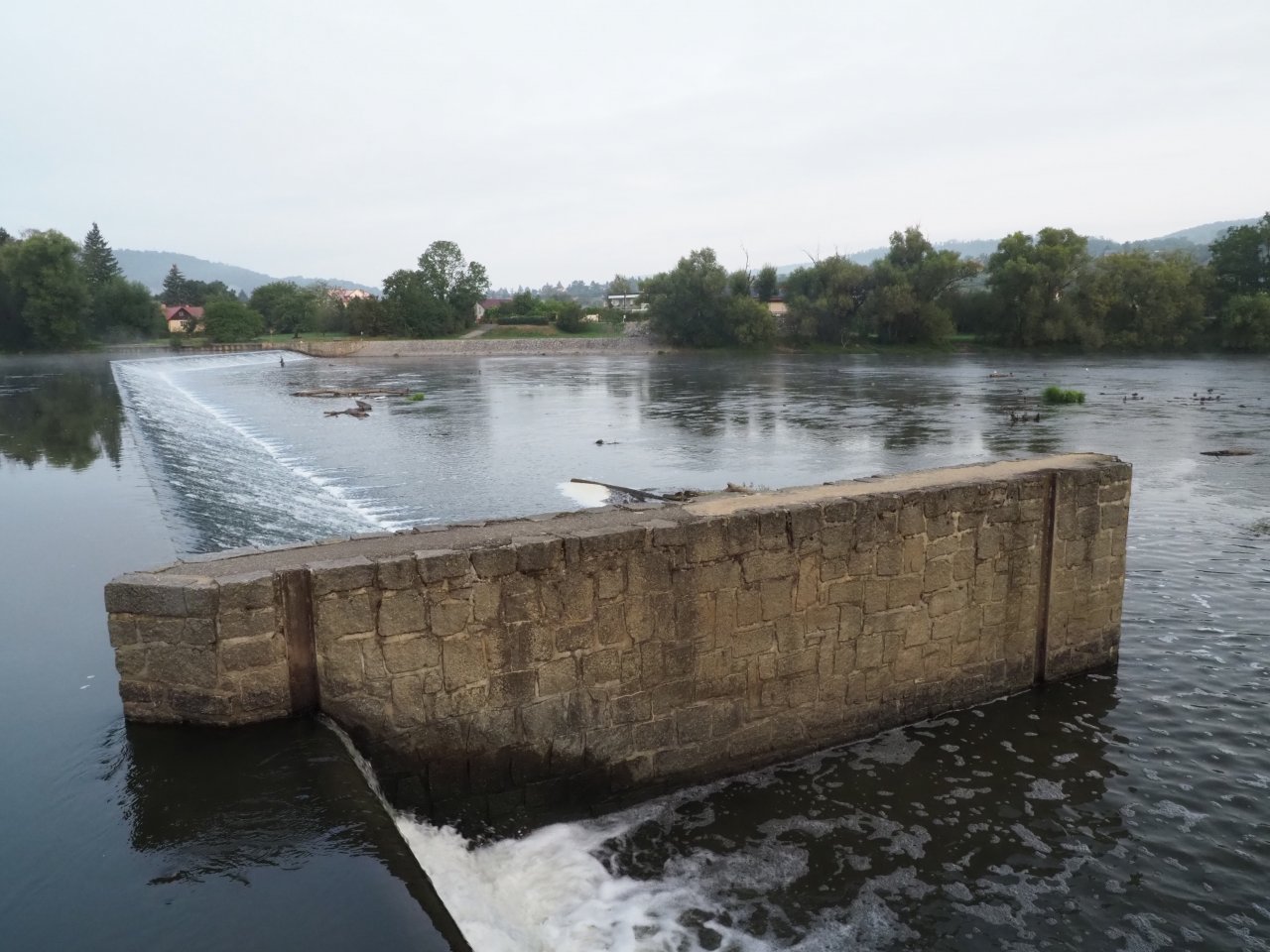 Berounka - the weir in Zadn� T�eba�
