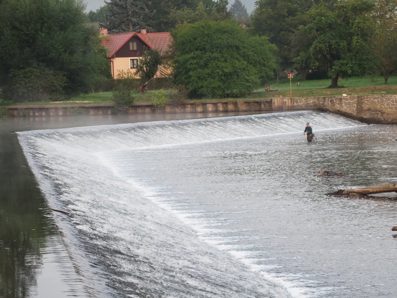 Berounka - the weir in Zadn� T�eba�