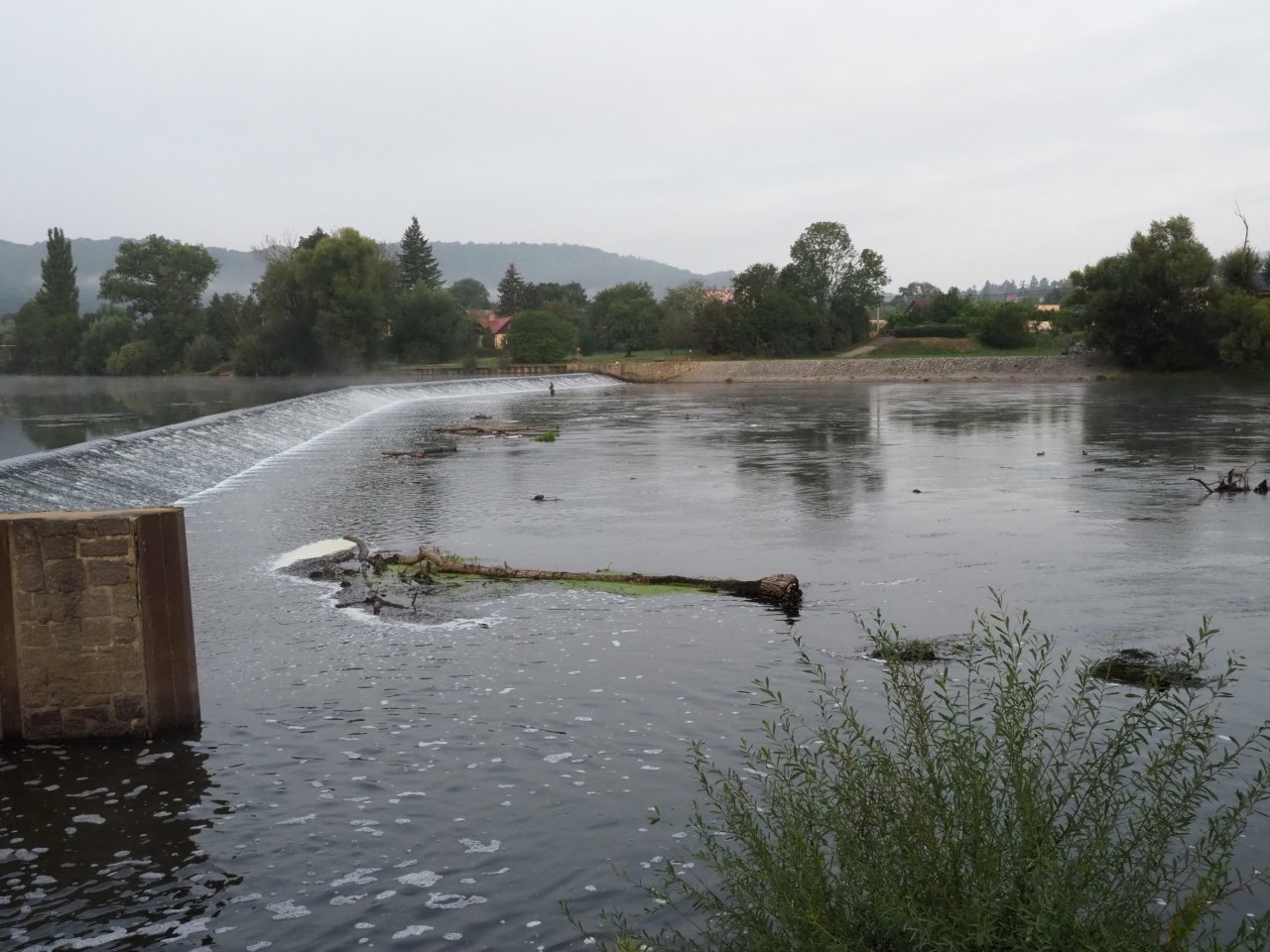 Berounka - the weir in Zadn� T�eba�