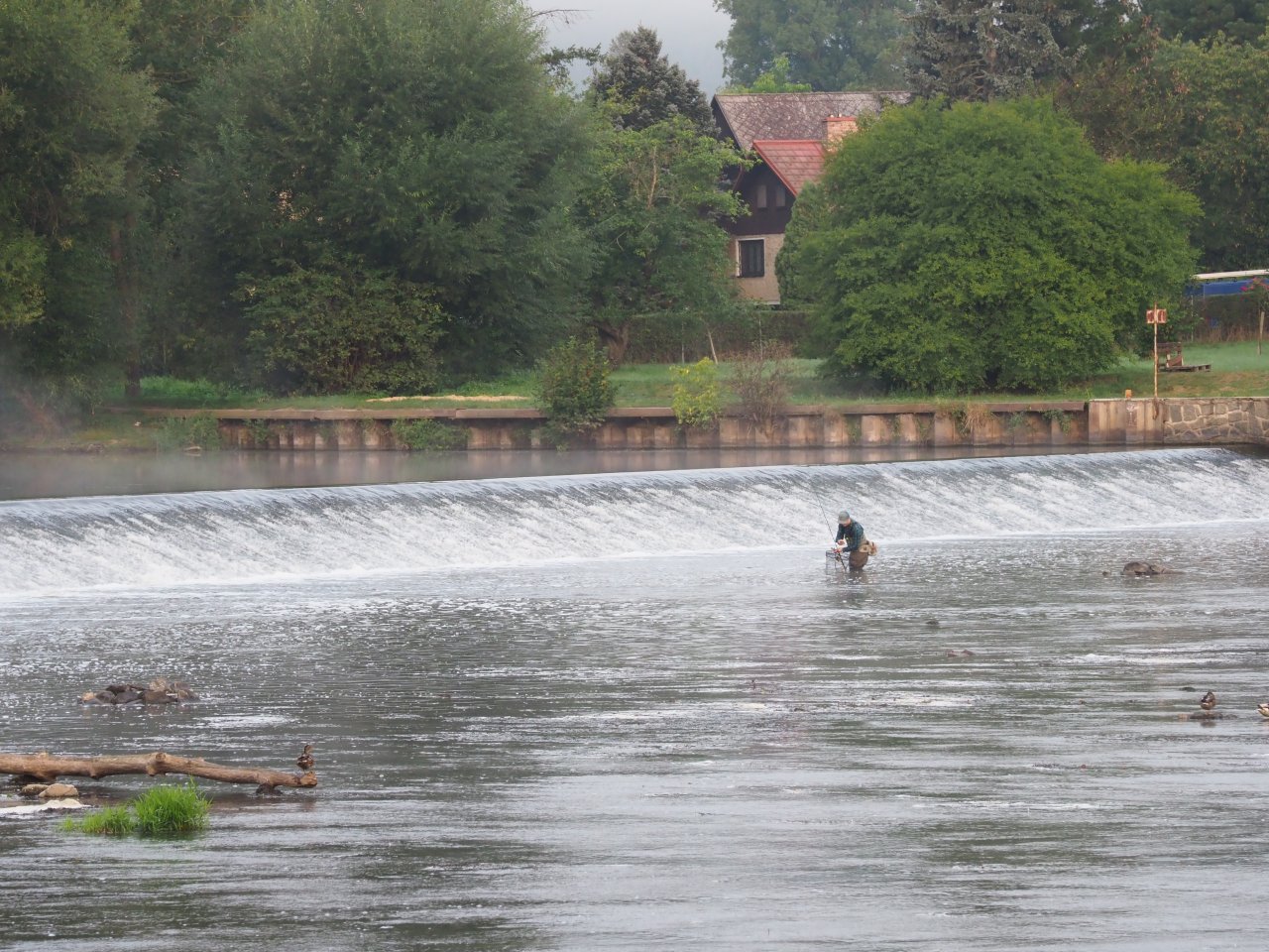 Berounka - the weir in Zadn� T�eba�