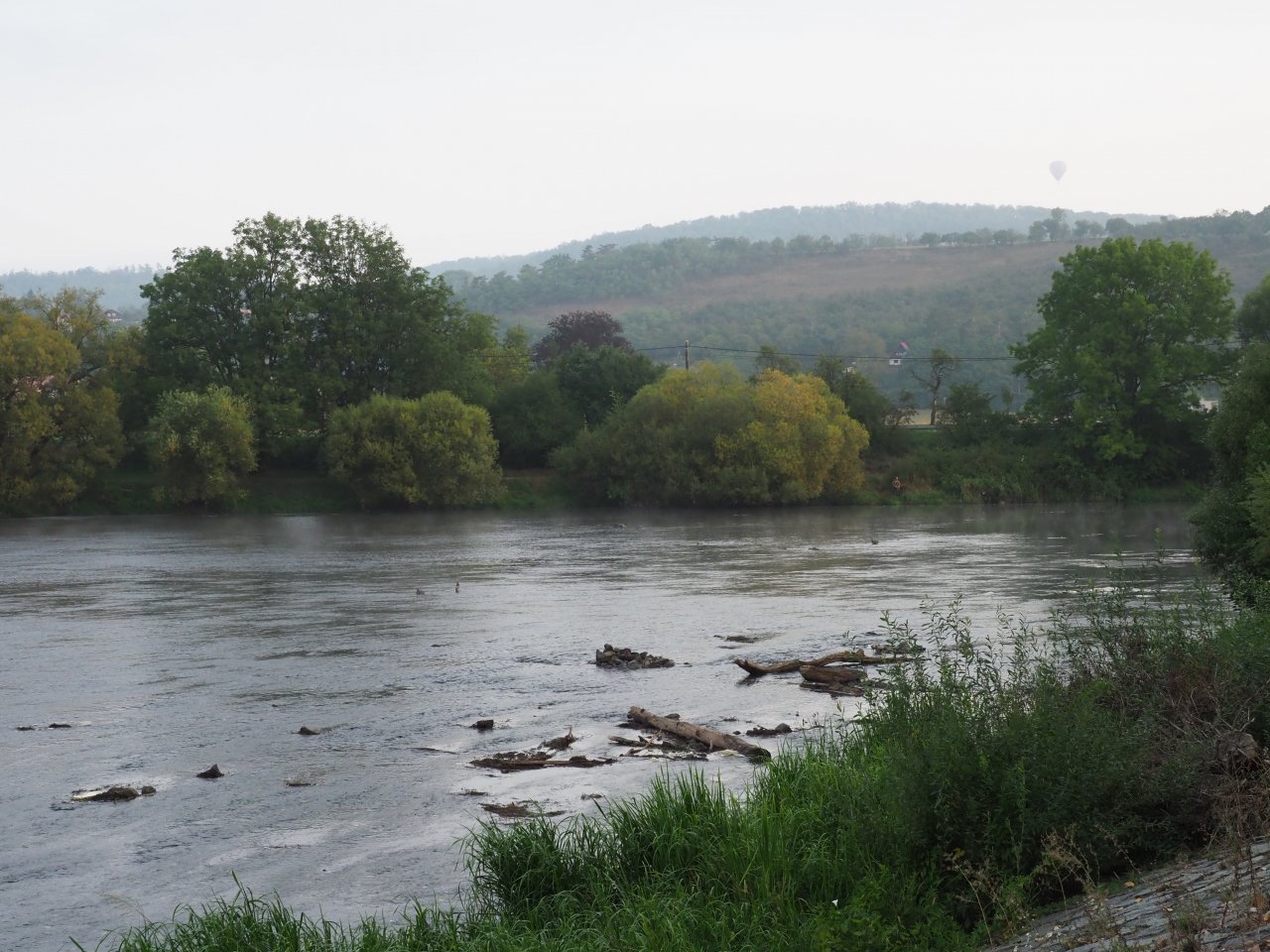 Berounka - the weir in Zadn� T�eba�