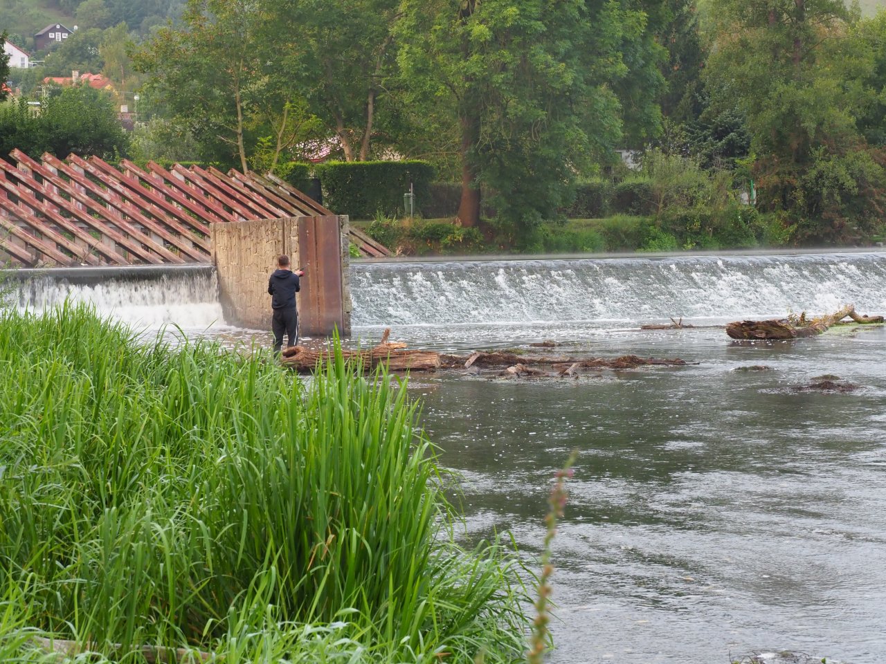 Berounka - the weir in Zadn� T�eba�