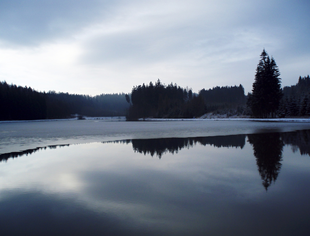 The surface is slowly covering by the ice, but there is still where to fish. If possible, catch as close as possible to the ice edge under which the trout seek refuge and shelter! You will see that your fishing will be more effective than on "open water".