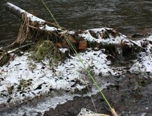 For winter river nymphing I like to use a rod of category AFTMA 3 in length of 275 cm (9 ft), which is absolutely ideal for coarse or salmonid fish up to 40 cm. I like to fish with two little tungsten nymphs against the water - upstream nymphing.