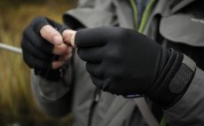 Fly Fishing Gloves Guideline Fir-Skin - In Action