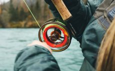 Fly Reel Guideline Aura Bronze - In Action